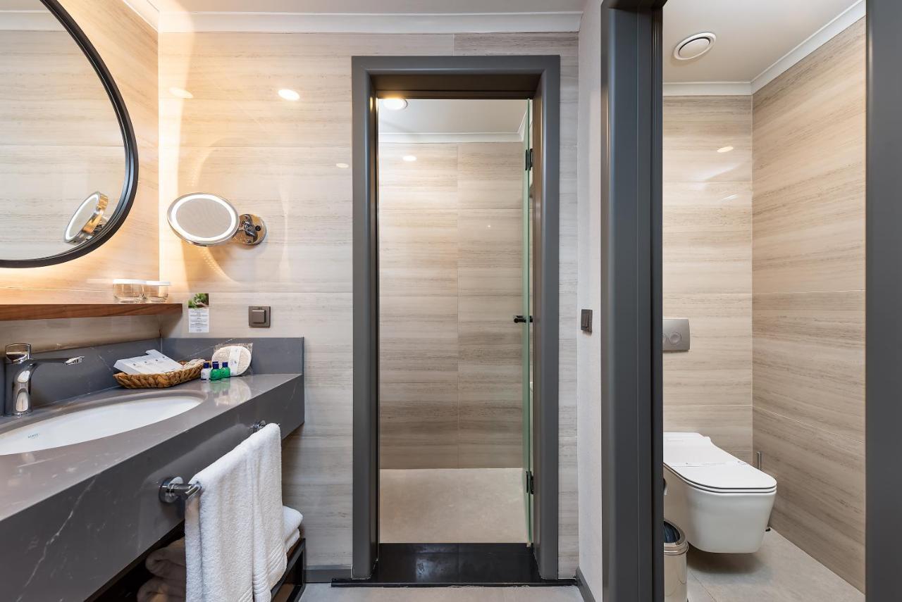 Deluxe Double or Twin Room Pool Access